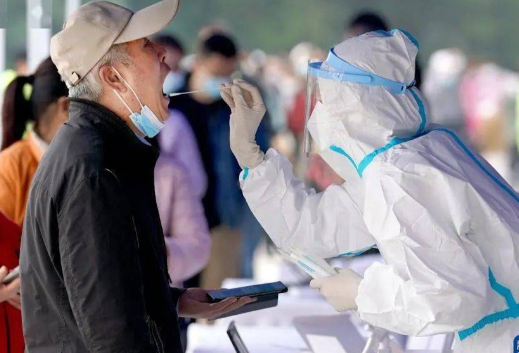 河南一感染者曾排队两小时做核酸〃河南两地开展核酸检测