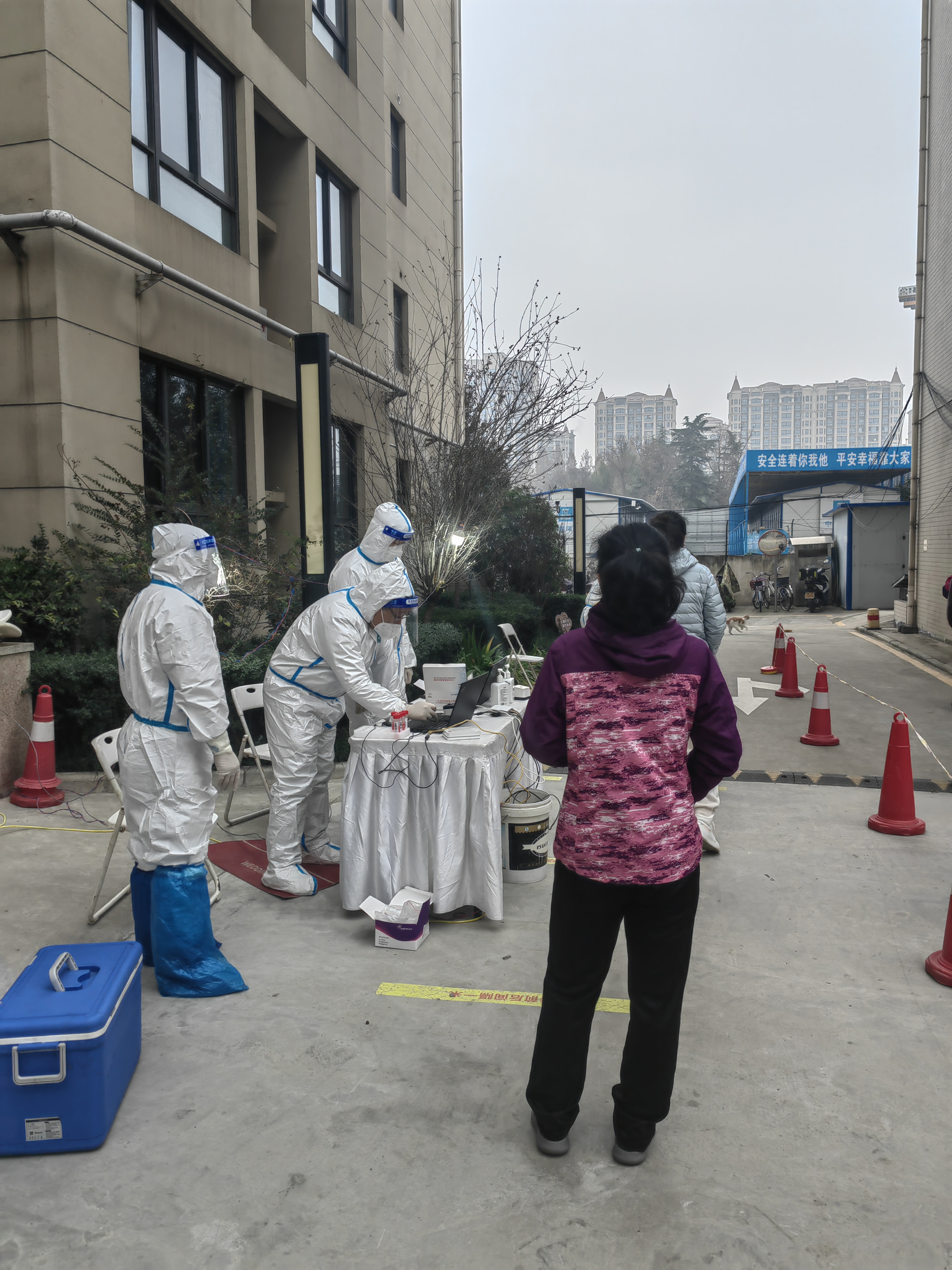 河南一感染者曾排队两小时做核酸〃河南两地开展核酸检测-第2张图片