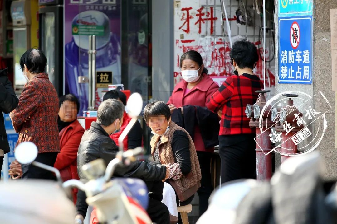 男子不戴口罩随地吐痰致数人被传染〃男子不戴口罩掌掴防疫人员-第1张图片